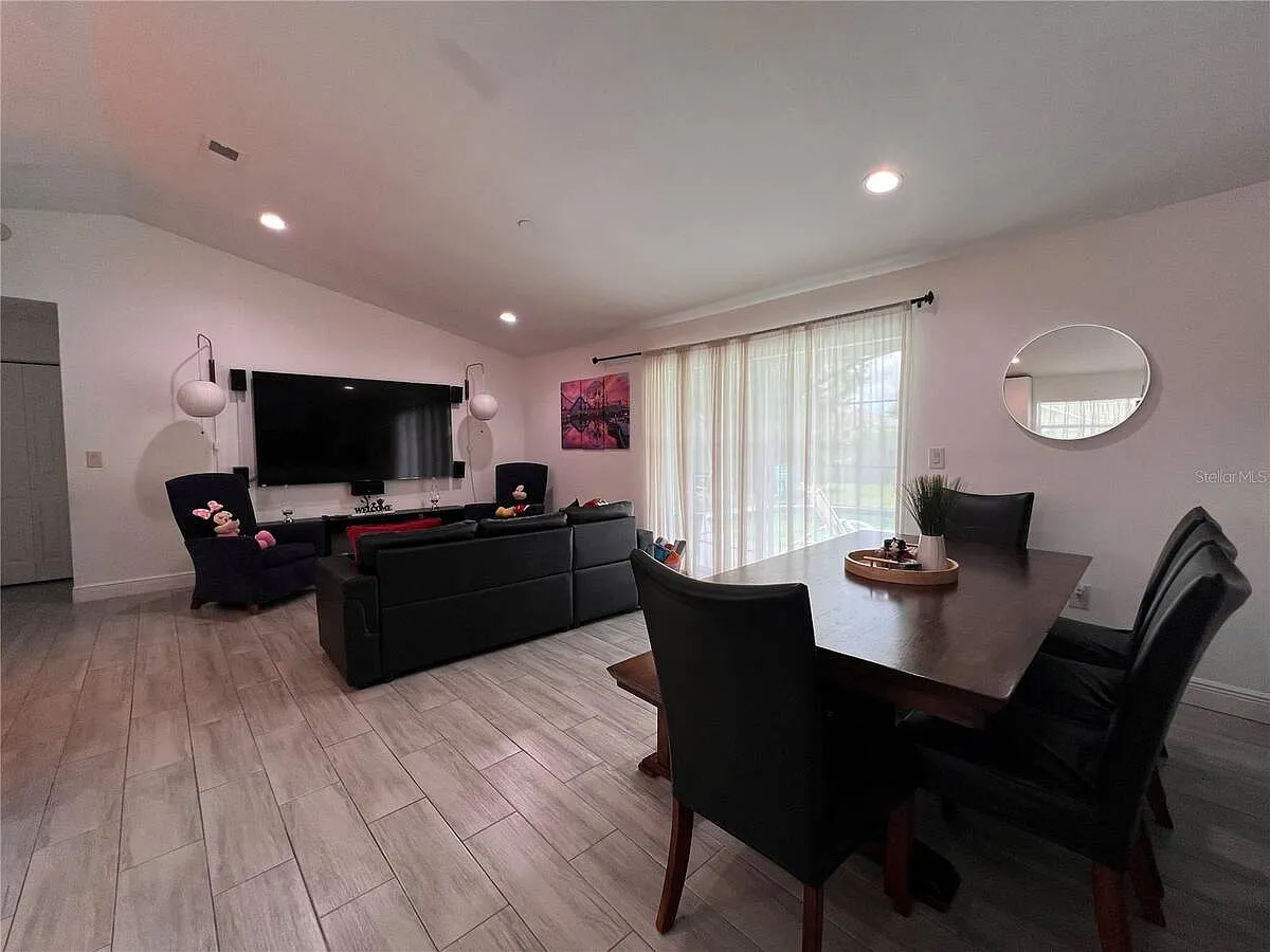 3 bed, 2.0 bath, 1170 sqft, $2,400 — Photo 3