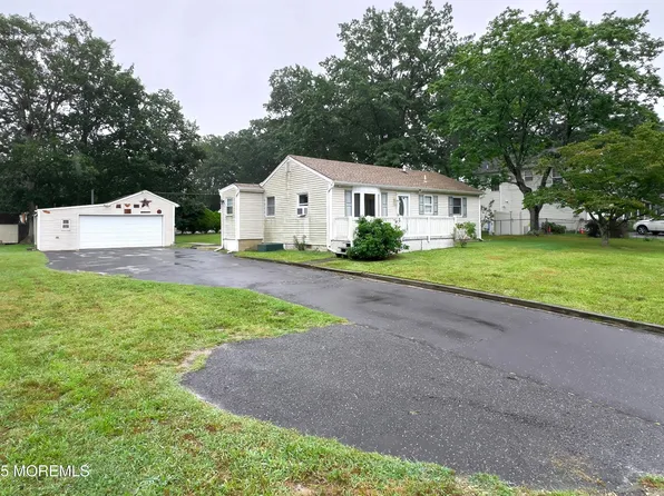 7 Westwood Drive, Howell, NJ 07731