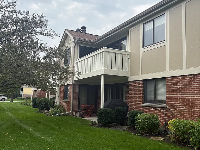 1056 Deerpath Ct — Photo 9