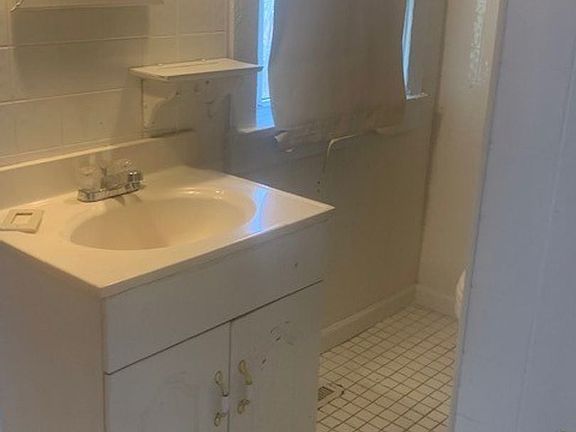 5th image of 858 E Lucius Ave