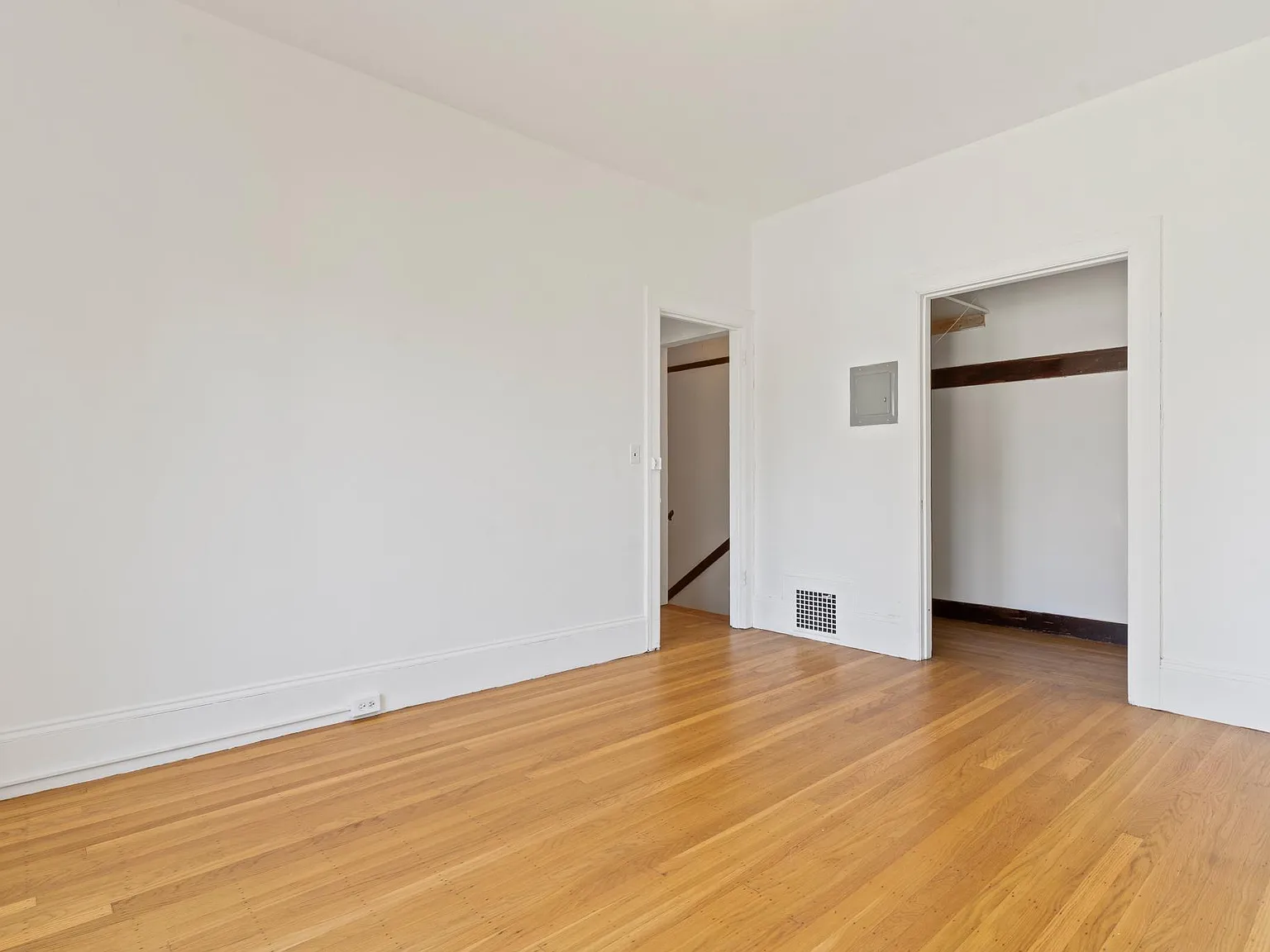 2 bed, 700 sqft, $3,300 — Photo 3