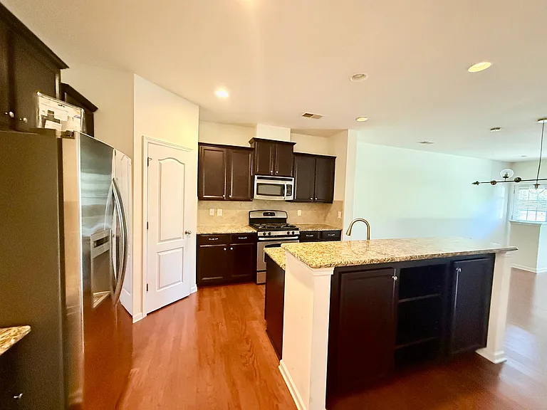 7021 Broughton Ln — Photo 5