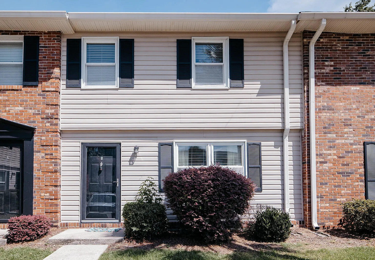 3 bed, 1.5 bath, 1106 sqft, $2,095 — Photo 1