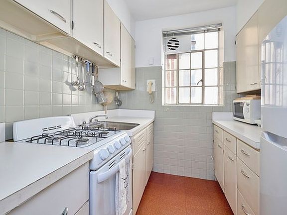 5th image of 115 E 67th St APT 4A