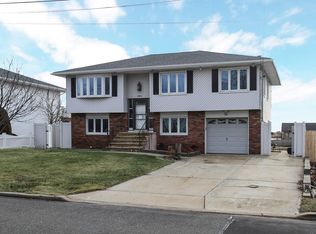 321 Oak Ave, Lindenhurst, NY 11757