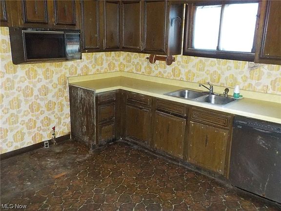 4th image of 833 Poplar St