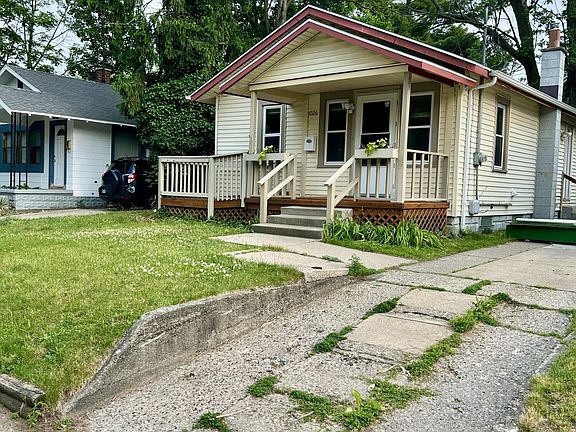 3rd image of 1026 Hazen St SE