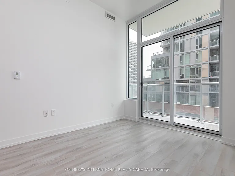 33 Helendale Ave #403 — Photo 5