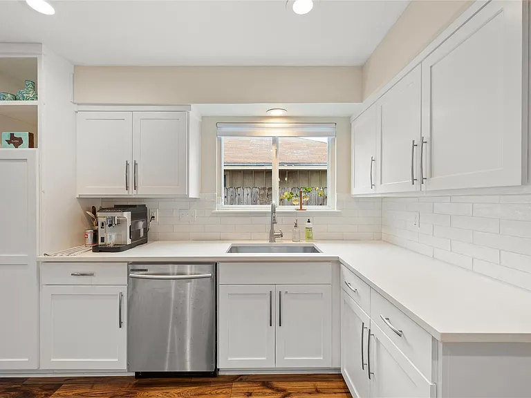 4902 Pelham Dr — Photo 18