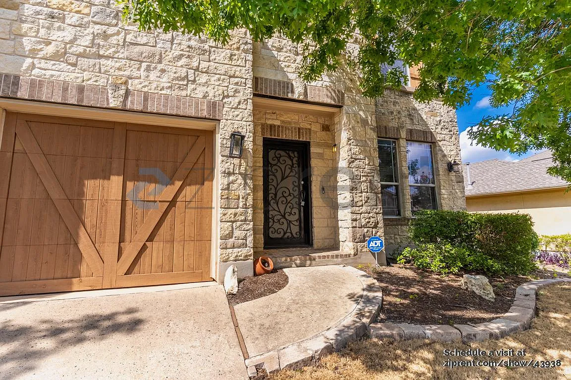 3 bed, 2.5 bath, 2430 sqft, $2,760 — Photo 2