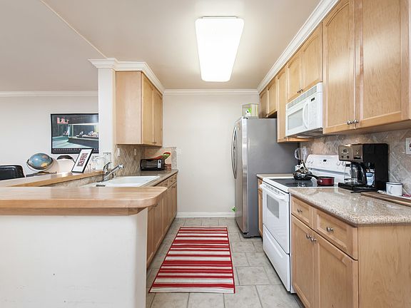 3rd image of 1345 N Fuller Ave Unit 201