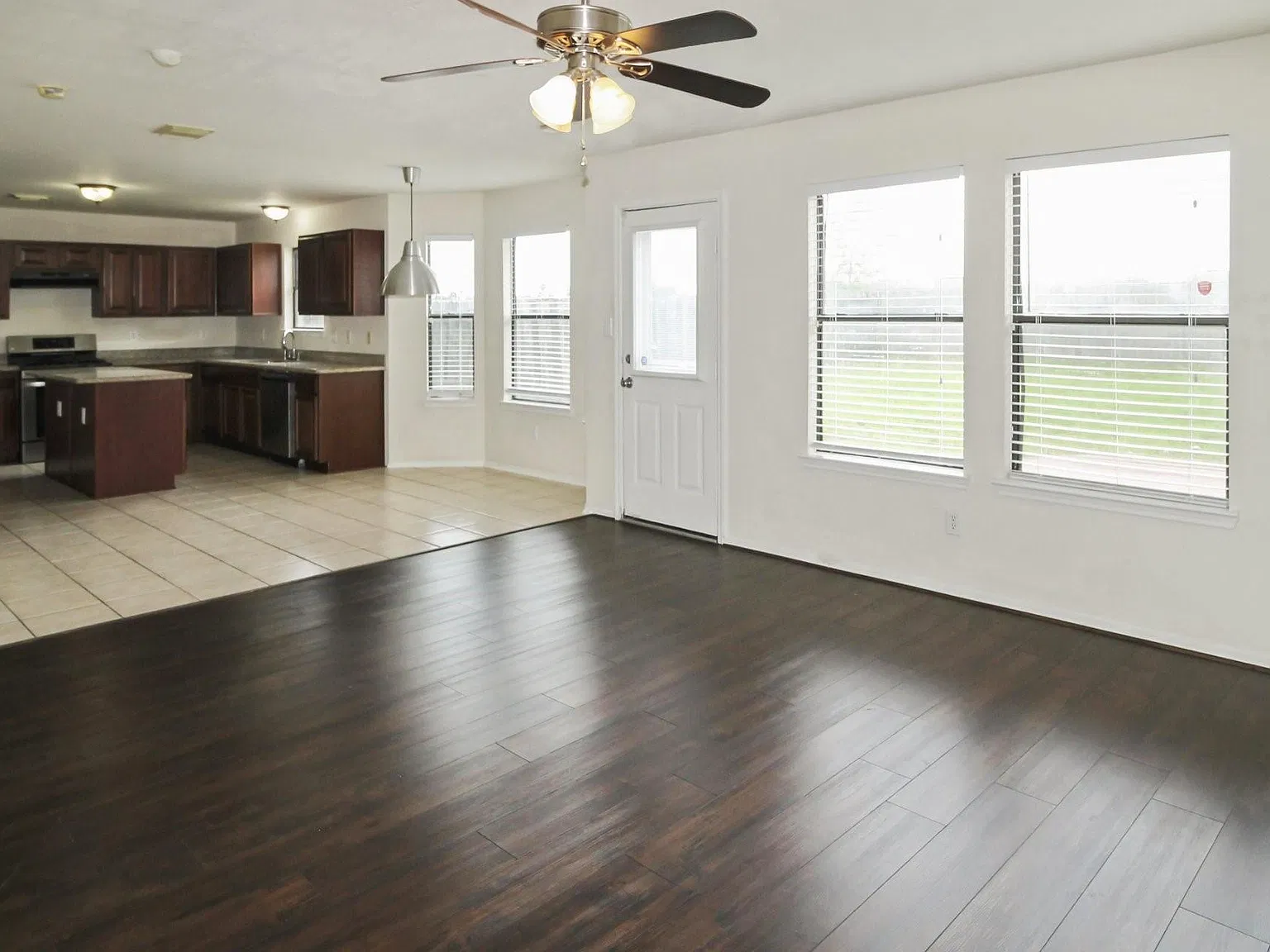 3 bed, 2.5 bath, 2392 sqft, $2,250 — Photo 3