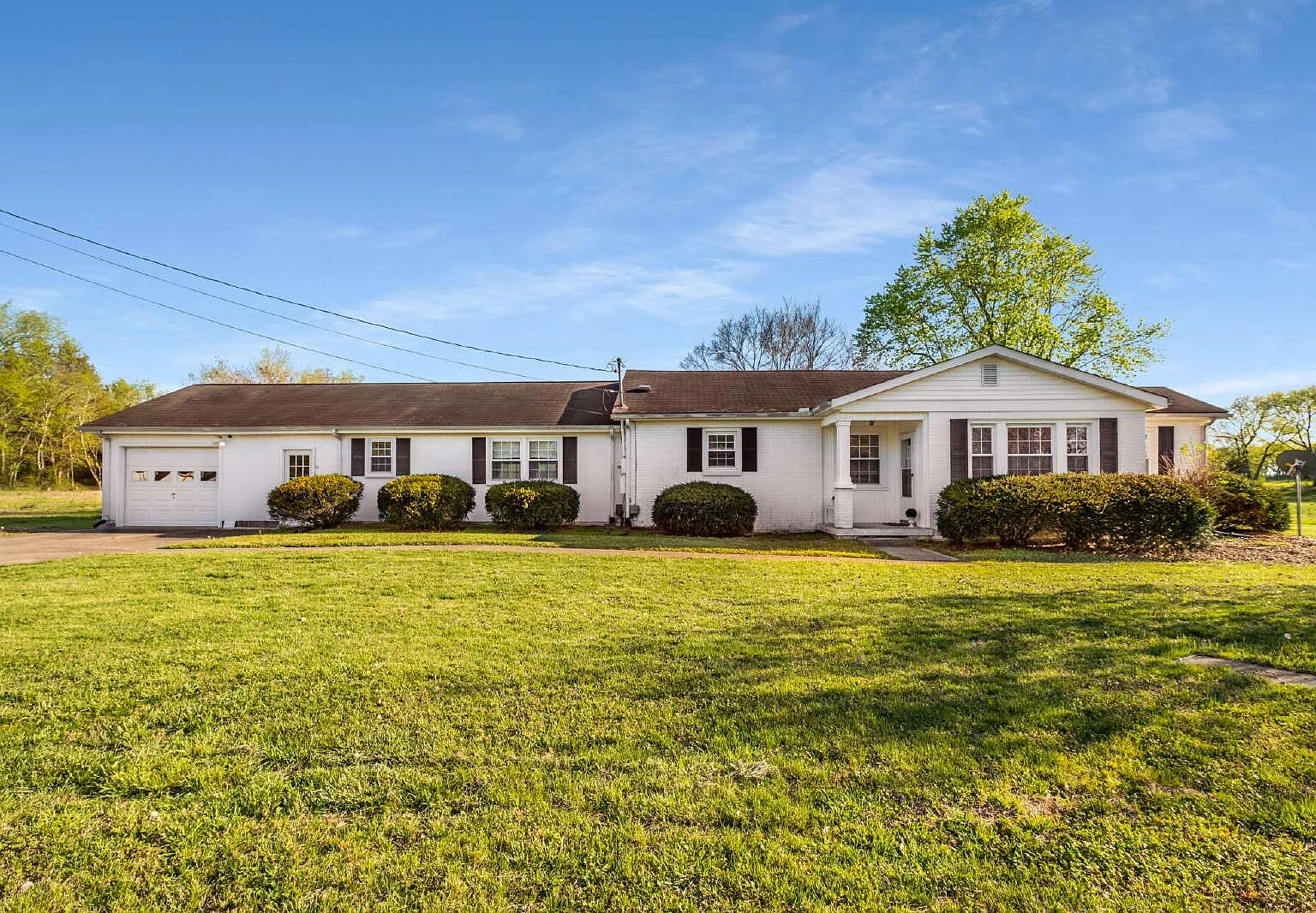 3 bed, 1.5 bath, 2200 sqft, $2,000 — Photo 1
