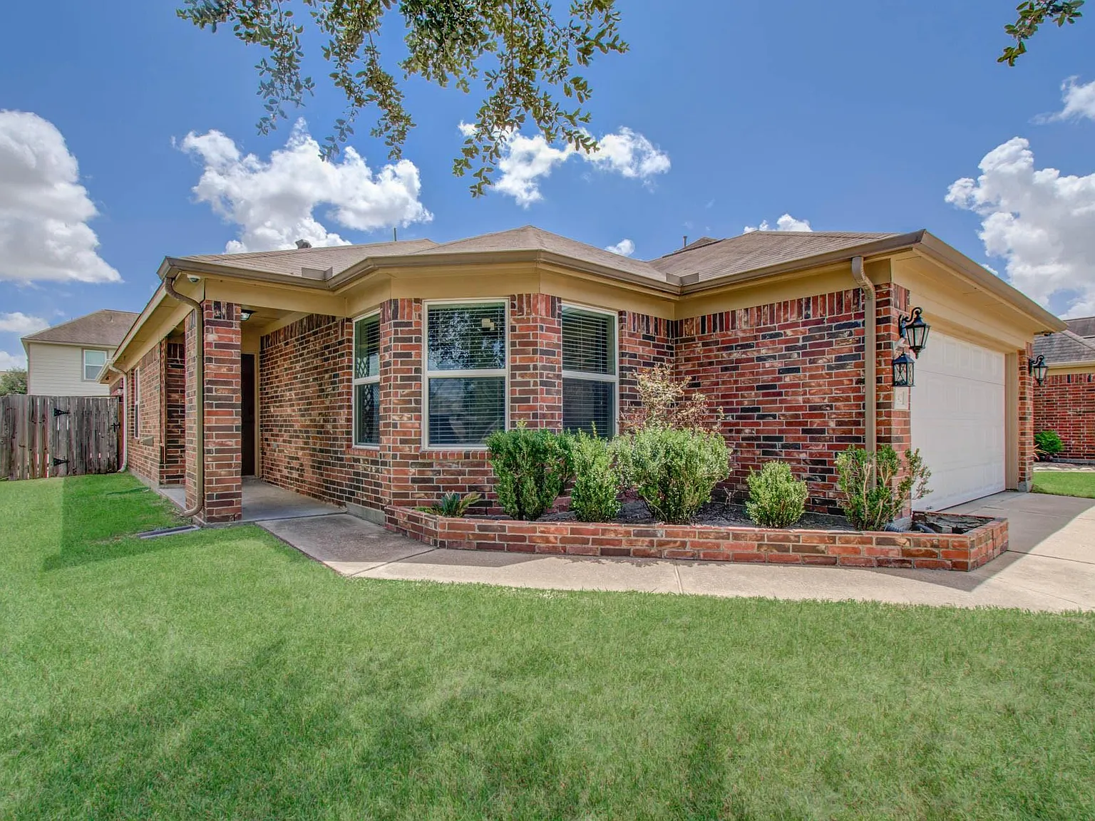 3 bed, 2.0 bath, 1754 sqft, $2,050 — Photo 4