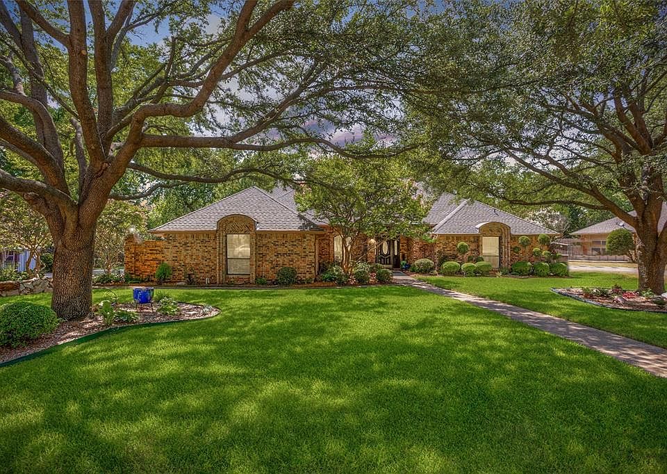 1st image of 611 Eaton Cir