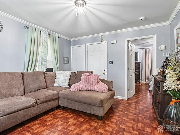 4th image of 208 Gordon St