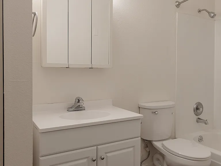 Madera Court Apartments - Troutdale Oregon - Bathroom