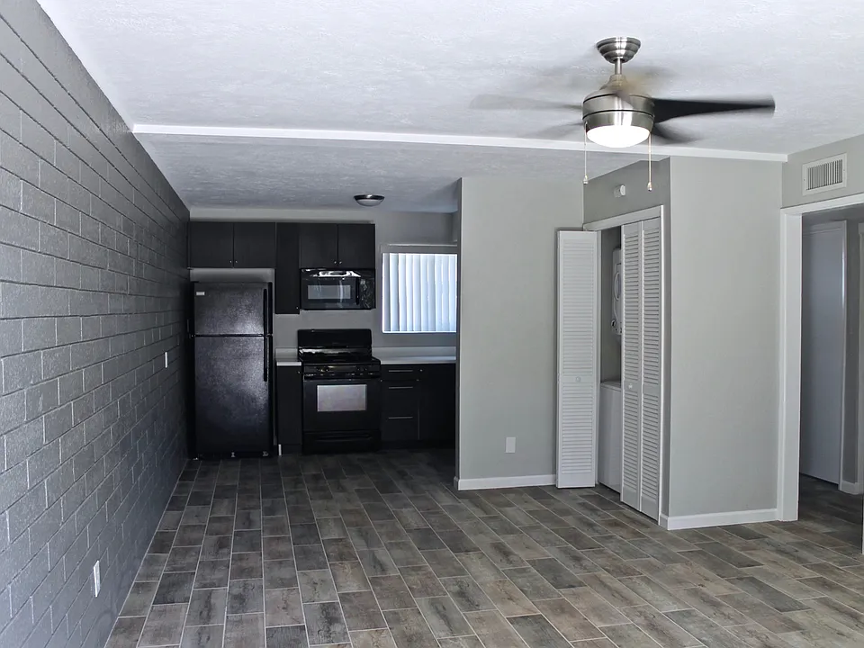 326 W Earll Dr #3