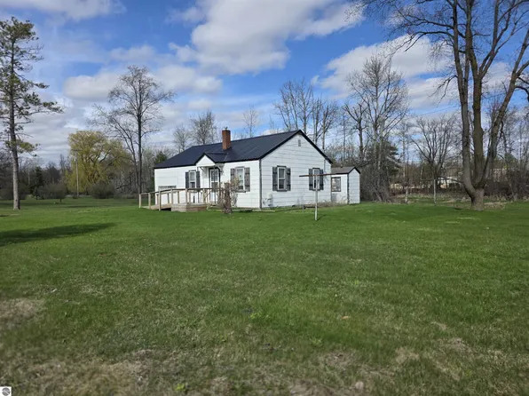 2324 Dobler Rd, Sterling, MI 48659
