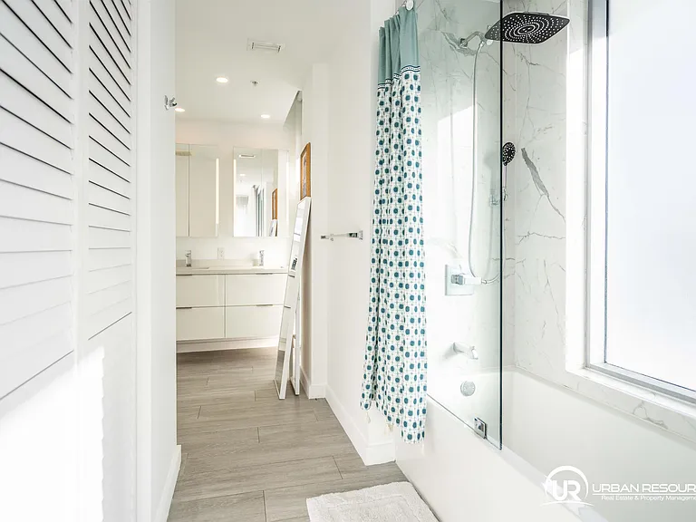 8425 Crespi Blvd #304 — Photo 44