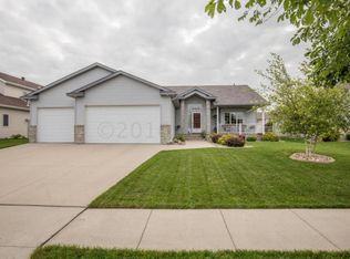 1533 Cambridge Dr, West Fargo, ND 58078