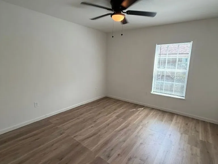 2123 Burnett Ave — Photo 8