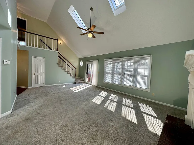 141 Victoria Dr — Photo 3