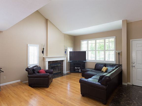 5th image of 127 White Oak Cir