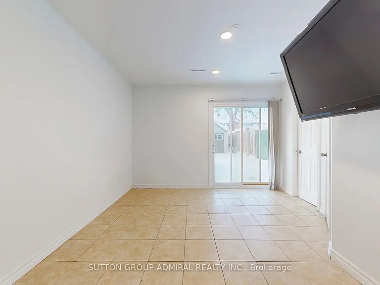 64 Bronte St S #8 — Photo 28
