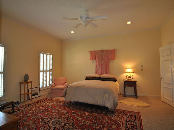 2nd image of 806 Lee Hollow Dr