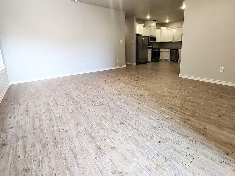 2215 Quitman Ave — Photo 2