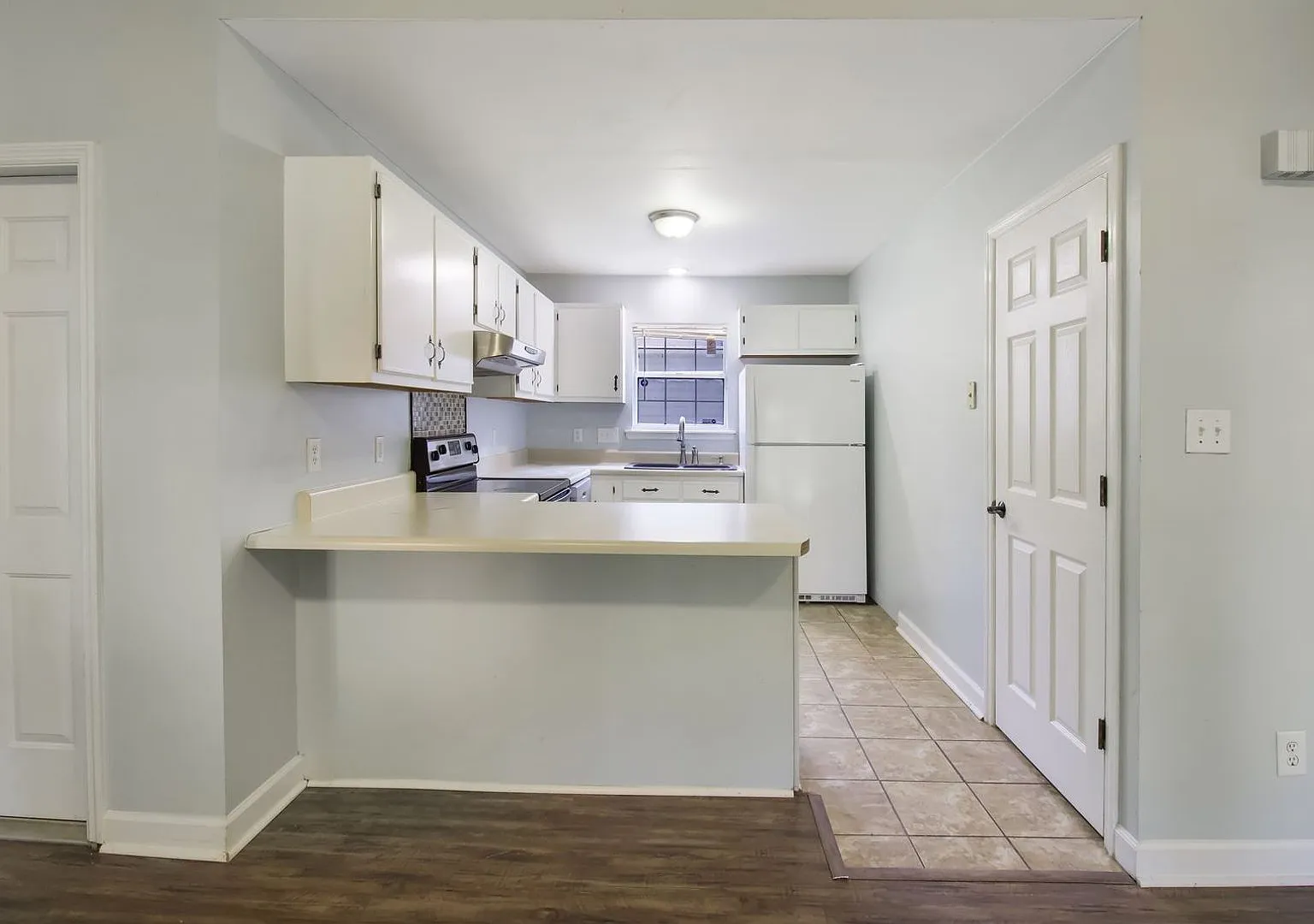 Fenced in 3 Bedroom Home Close to Base! — Photo 4