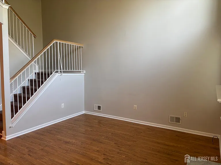 131 Murray Dr — Photo 10