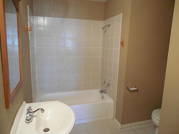 5th image of 2628 Glenmore Dr
