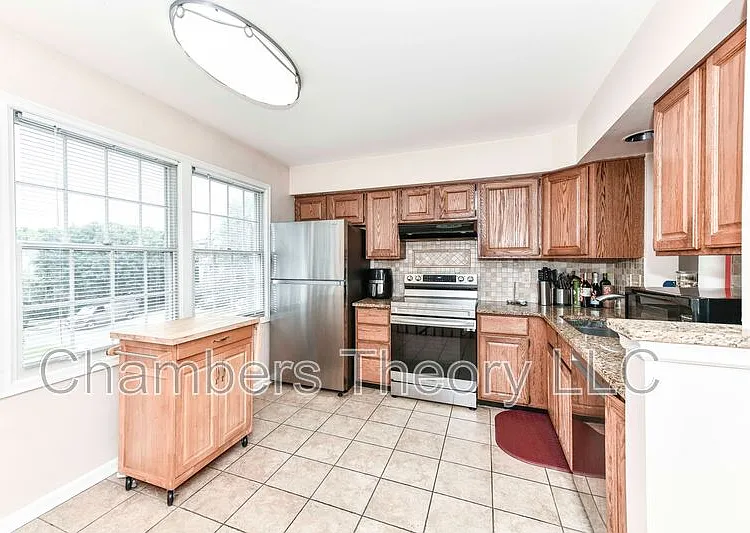 3 bed, 3.0 bath, 1548 sqft, $2,800 — Photo 3