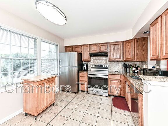 3rd image of 21929 Myrtlewood Sq