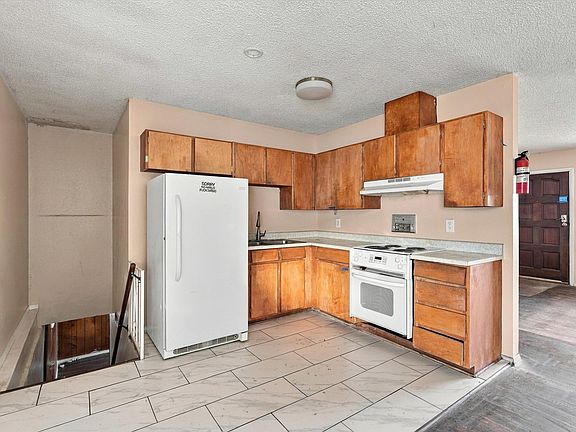 5th image of 10516 Lexington Ave NE