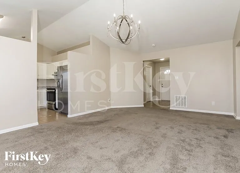 977 Hathaway Dr — Photo 4