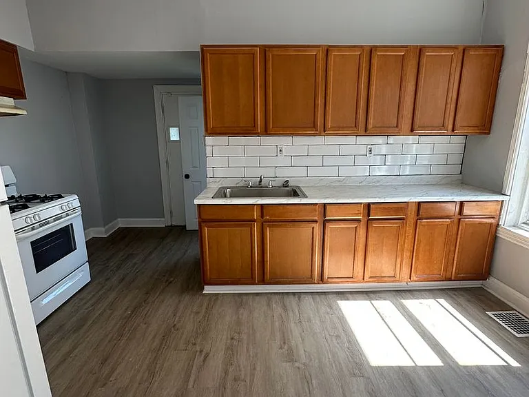 405 Colwyn Ave — Photo 9