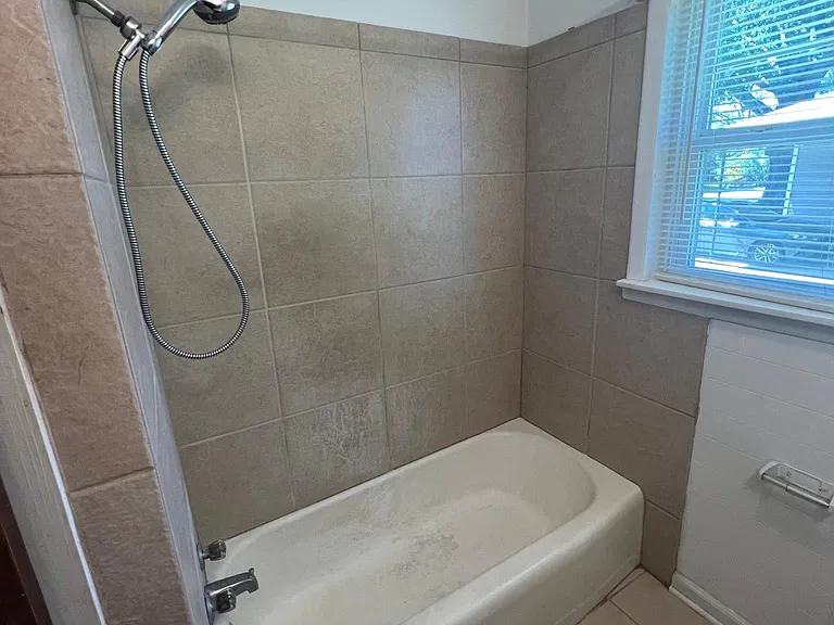 1002 E River Ave — Photo 15