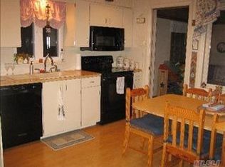 105 Old Farm Rd S, New Hyde Park, NY 11040