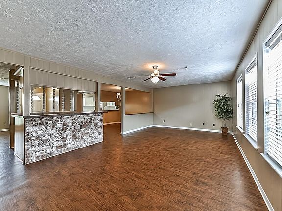 Center bar area is perfect for entertaining family & friends.  It can serve as a secondary serving/buffet area.