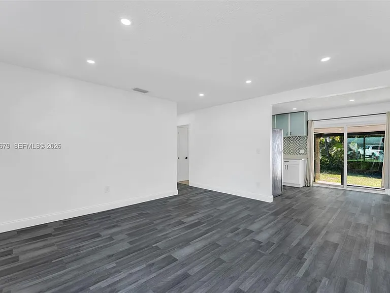 4917 SW 43rd Ter — Photo 8