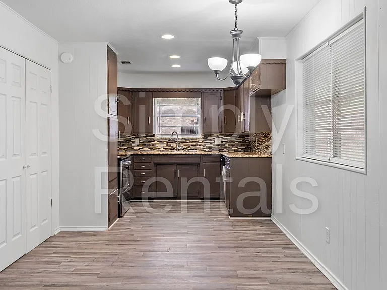 705 Plano St — Photo 10