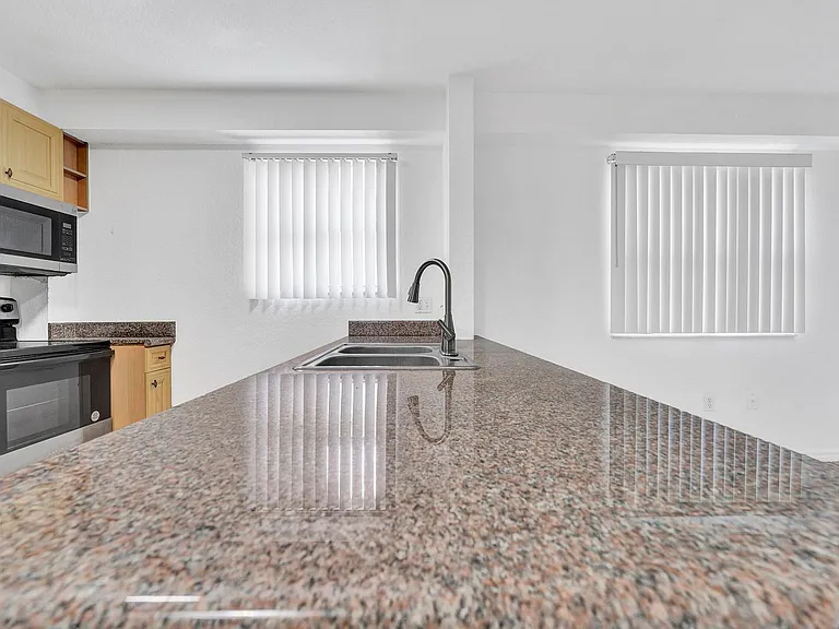 520 SW 5th St — Photo 12