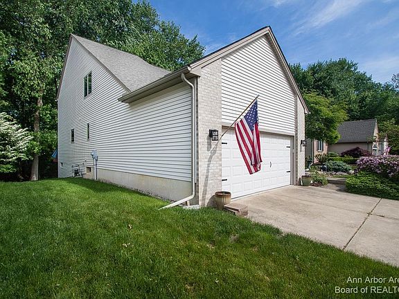 2nd image of 2460 Hawthorne Way