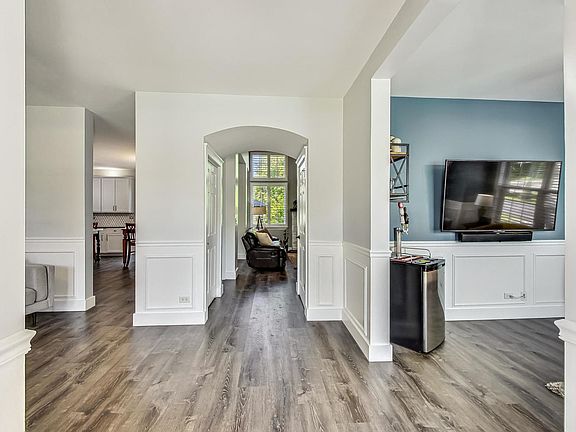 4th image of 9421 Diana Ln