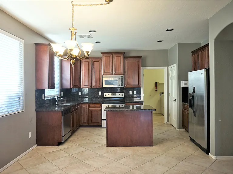 2586 E Remington Pl — Photo 2