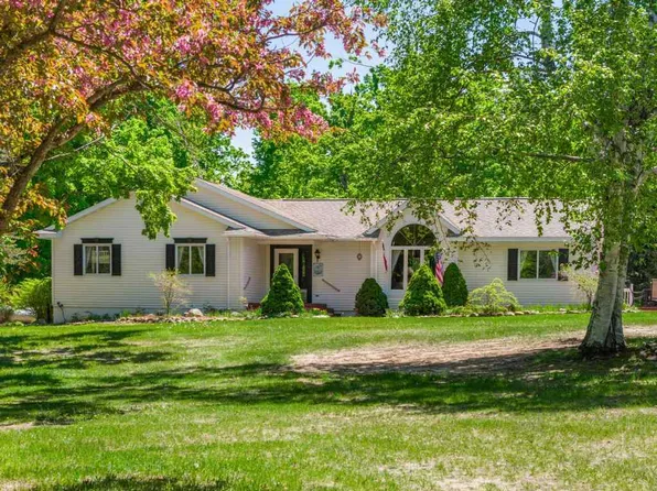 11110 Wildwood Rd, Petoskey, MI 49770