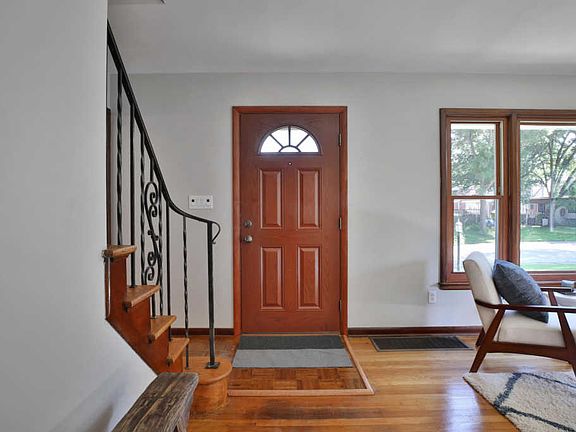 4th image of 215 Loveman Ave